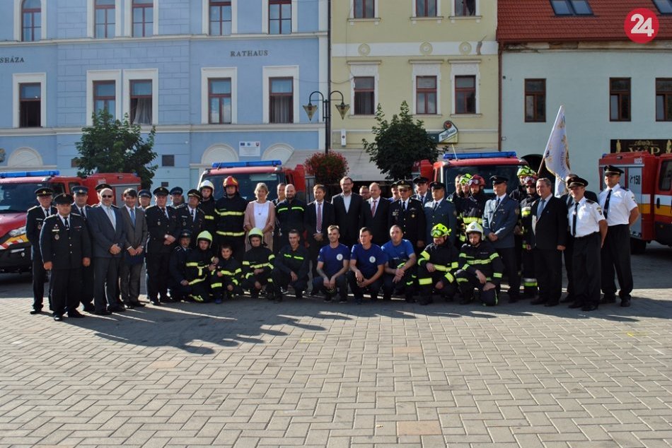 Ilustračný obrázok k článku Makajú bez nároku na honorár: Dobrovoľní hasiči z Rožňavy a okolia s novou výbavou, FOTO, VIDEO