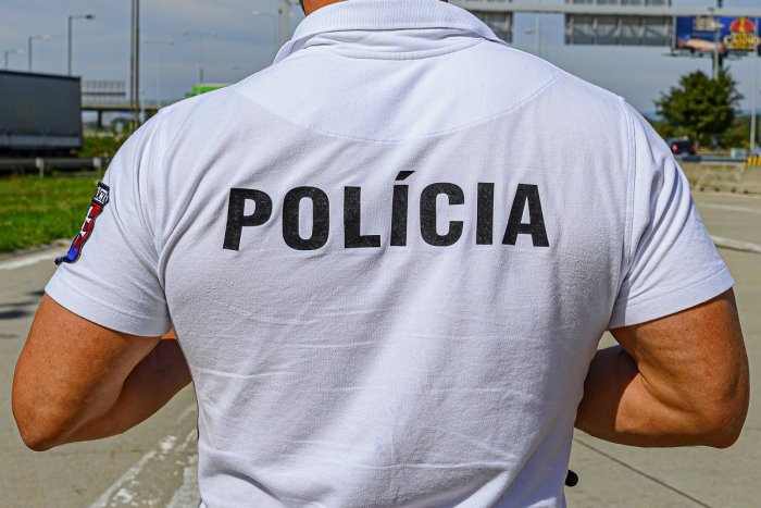 Ilustračný obrázok k článku Trenčan Tomáš (18) má polícii čo vysvetľovať: Čo si mal schovať do ruksaka?