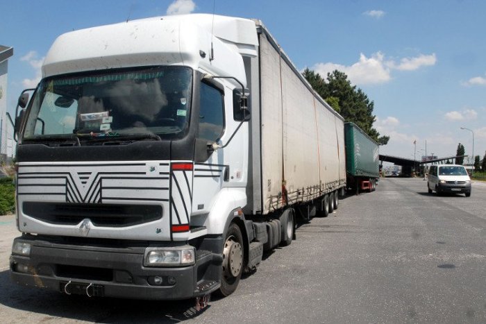 Ilustračný obrázok k článku V Komárne uzavreli Vážsky most pre nákladiaky: Presmerované sú na Nové Zámky