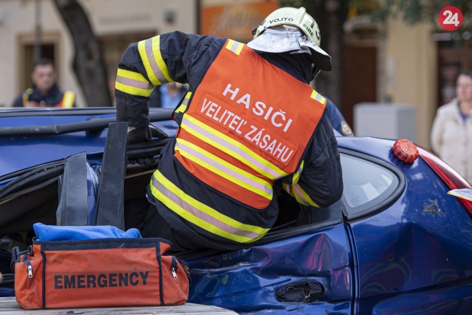 Ilustračný obrázok k článku Hasiči majú plné ruky práce: Silný vietor strhol strechu na obchodnom dome