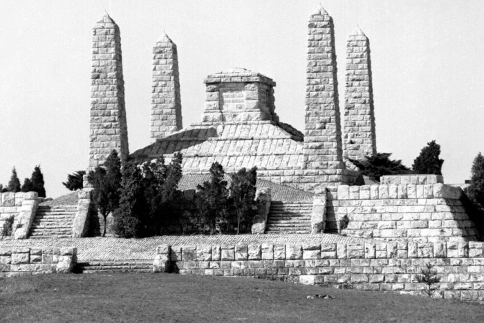 Ilustračný obrázok k článku RANNÁ ŠTVORKA: Pred 91 rokmi slávnostne odhalili Štefánikovu mohylu na Bradle