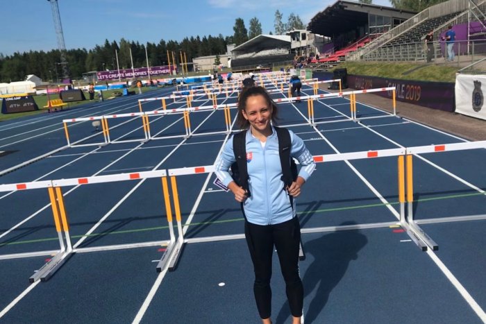 Ilustračný obrázok k článku Prekážkárka Simona Takácsová (21): V sezóne zničí štvoro bežeckých topánok, FOTO