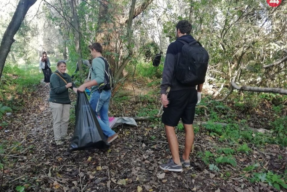 Ilustračný obrázok k článku Klobúk dole pred DOBROVOĽNÍKMI zo 6 krajín: Čistia okolie Slatinky aj park Lanice