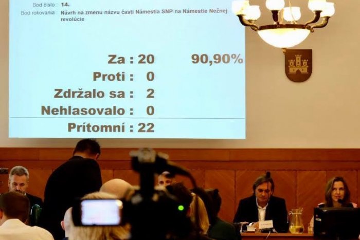 Ilustračný obrázok k článku Premenuje sa časť Námestia SNP na Námestie Nežnej revolúcie? Staré Mesto návrh odobrilo