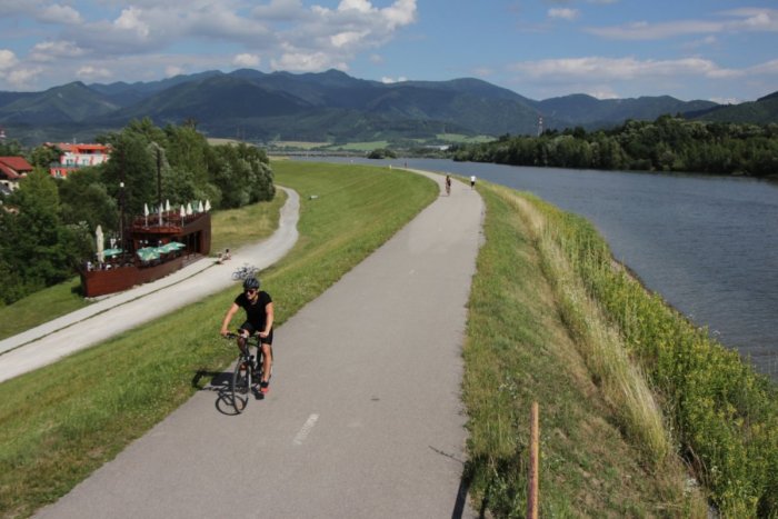 Ilustračný obrázok k článku Dobrá správa: Žilinská župa začala s výstavbou novej cyklotrasy popri brehu