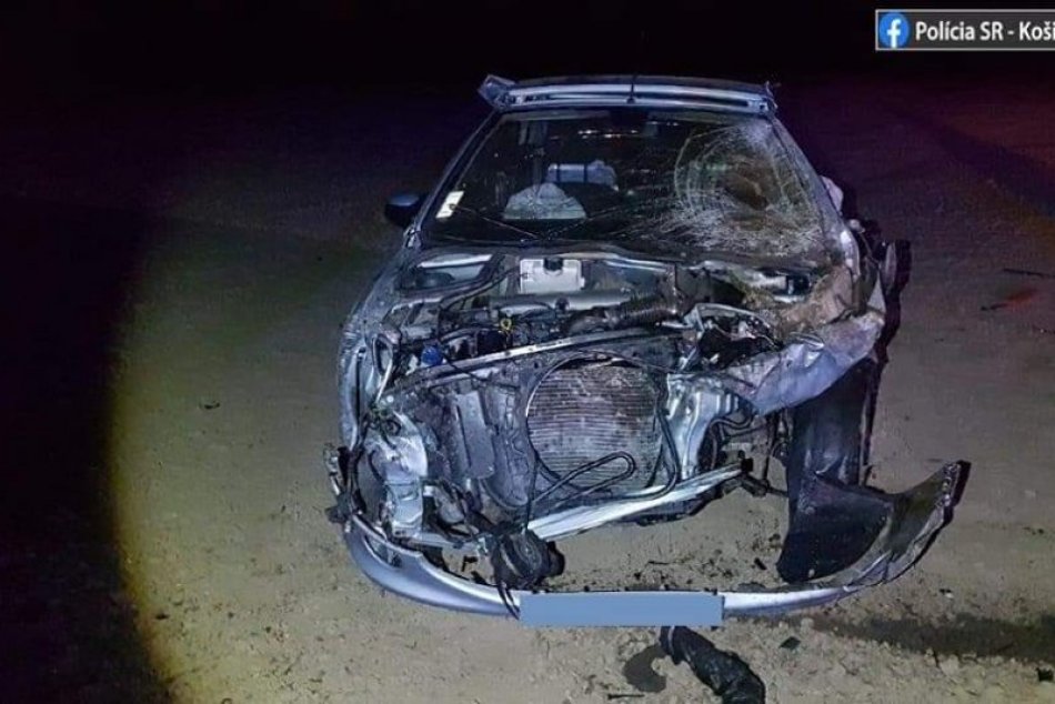 Ilustračný obrázok k článku V okrese Michalovce sa stala nehoda: Auto zišlo z cesty a niekoľkokrát sa prevrátilo