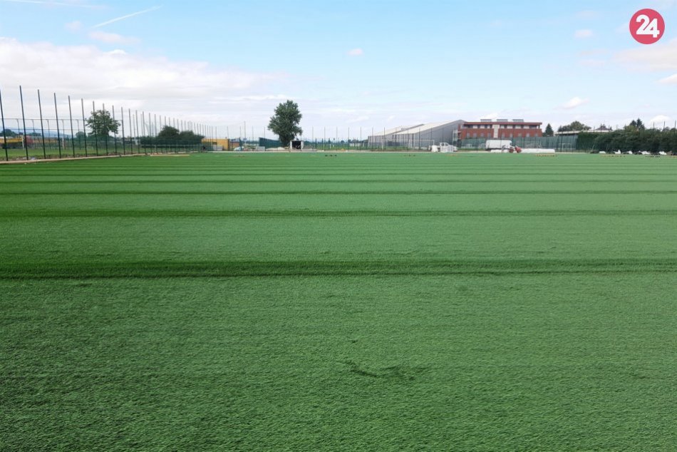 Ilustračný obrázok k článku Nové športovisko na Slávii: Dokončujú umelé ihrisko za viac ako 600-tisíc eur, FOTO