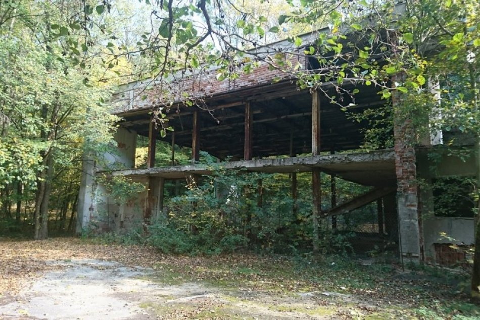 Ilustračný obrázok k článku FOTO: Novomestskí poslanci žiadajú urýchlené zbúranie skeletu Snežienky