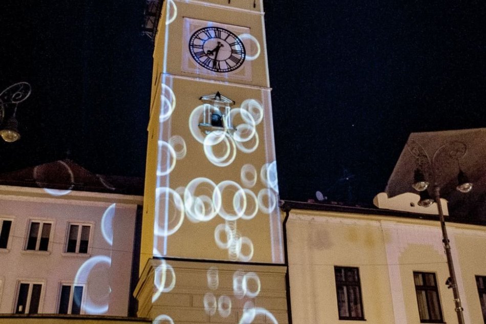 Ilustračný obrázok k článku Bezplatný vstup na Hodinovú vežu aj úchvatná hra svetiel. Toto by bola škoda premeškať