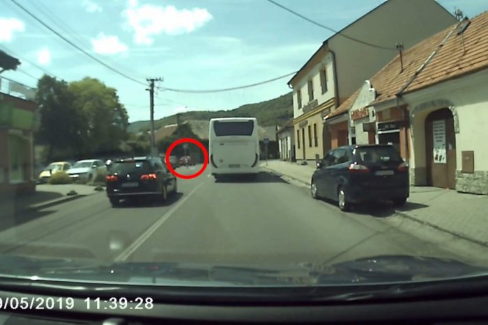 Ilustračný obrázok k článku Pamätáte si hrozivé video zo Žarnovice? Šokujúce zistenia o rútiacom sa aute