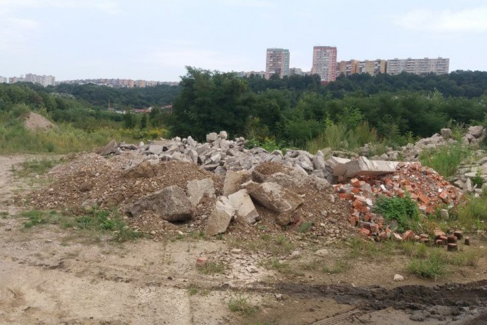 Ilustračný obrázok k článku Enviromentálna hliadka objavila nelegálnu skládku aj s nebezpečným azbestom v meste, FOTO