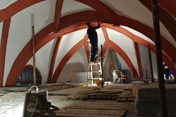 Ilustračný obrázok k článku Rekonštrukcia kostola Všetkých svätých pokračuje: Pozrite si nové fotky z dominanty Humenného