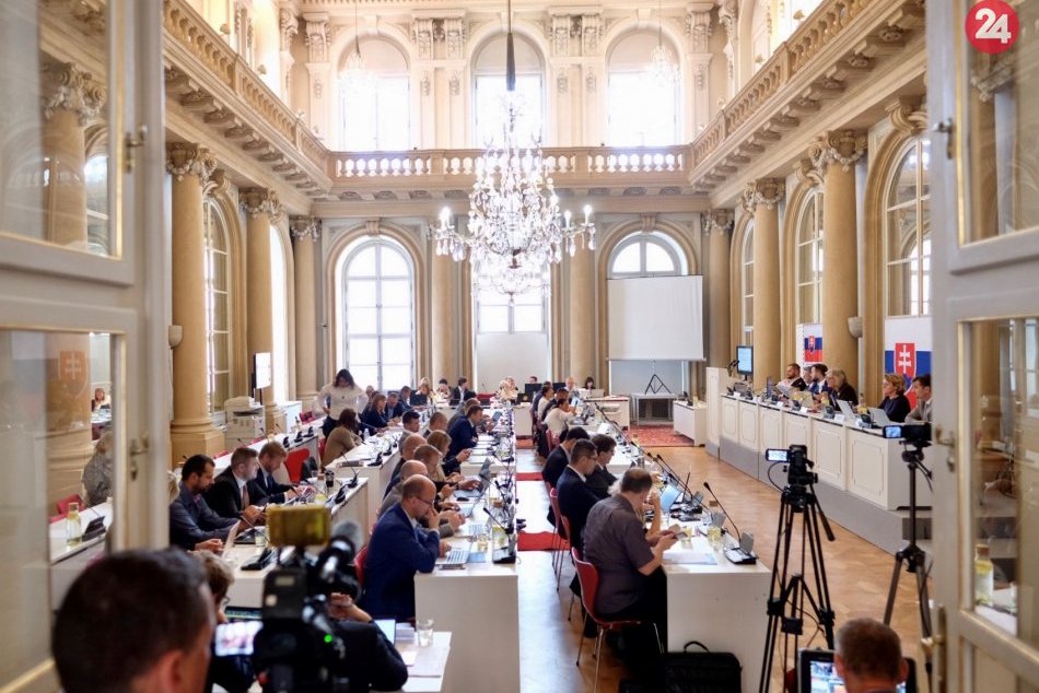 Ilustračný obrázok k článku Poslanci kritizujú mesto: Príjmy klesajú, no výdavky na chod magistrátu a dlh mesta narastajú