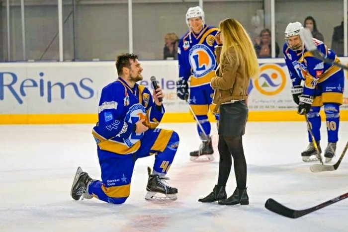 Ilustračný obrázok k článku SVET O SLOVENSKU: Netradičná žiadosť o ruku na ľade