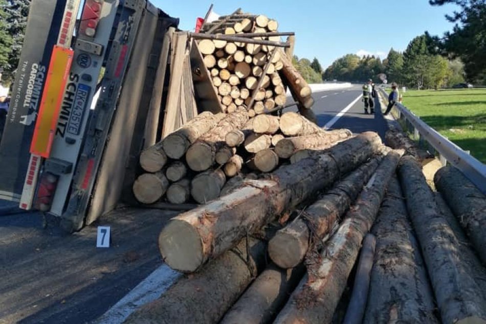 Ilustračný obrázok k článku Pozor na obmedzenia: Na D1 medzi Ružomberkom a Mikulášom sa prevrátil kamión, FOTO