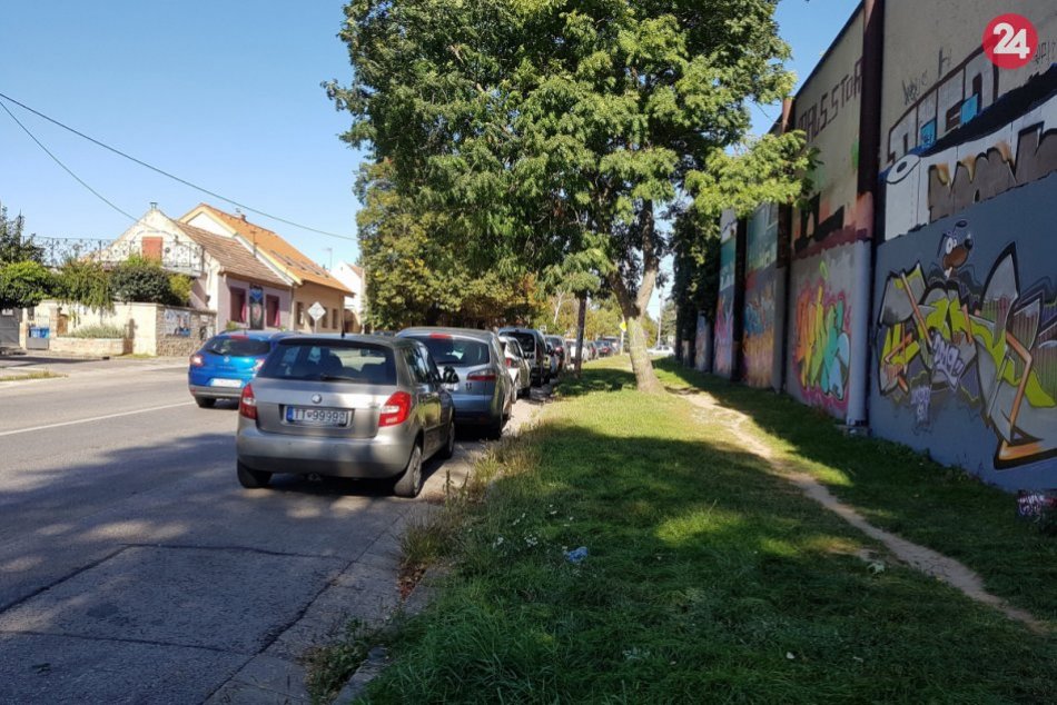 Ilustračný obrázok k článku Nové parkovisko pri protihlukovej stene: Na Špačinskej pribudne 17 miest, FOTO