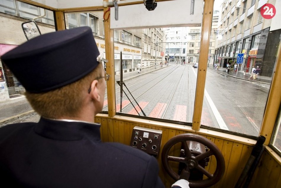 Ilustračný obrázok k článku Električky jazdia po Obchodnej už 120 rokov: Aké bolo cestovanie drevenými električkami?