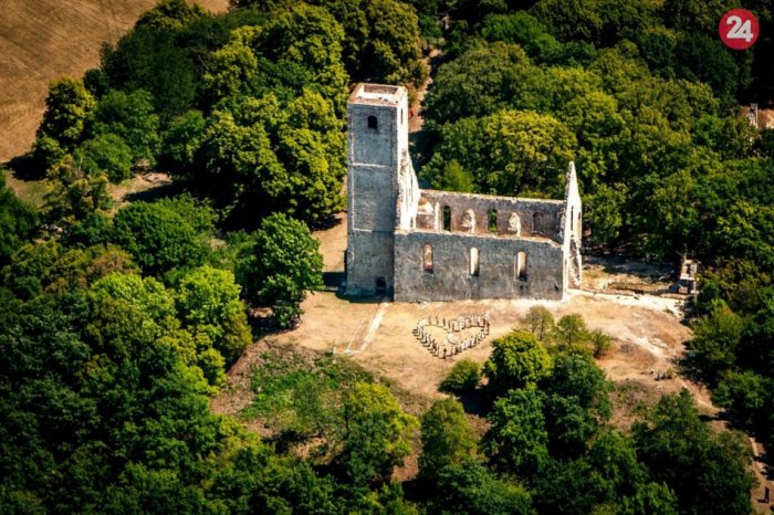 Ilustračný obrázok k článku Idete na Katarínku? POZOR! Cestu k zrúcanine dočasne uzavrú