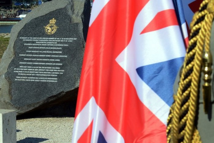 Ilustračný obrázok k článku Dávna tragédia pri Čunove: Od pádu britského bombardéra RAF uplynulo 75 rokov