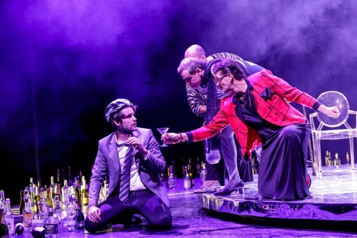 Ilustračný obrázok k článku Na mol v divadle: Aréna otvára v novej inscenácii tému alkoholizmu