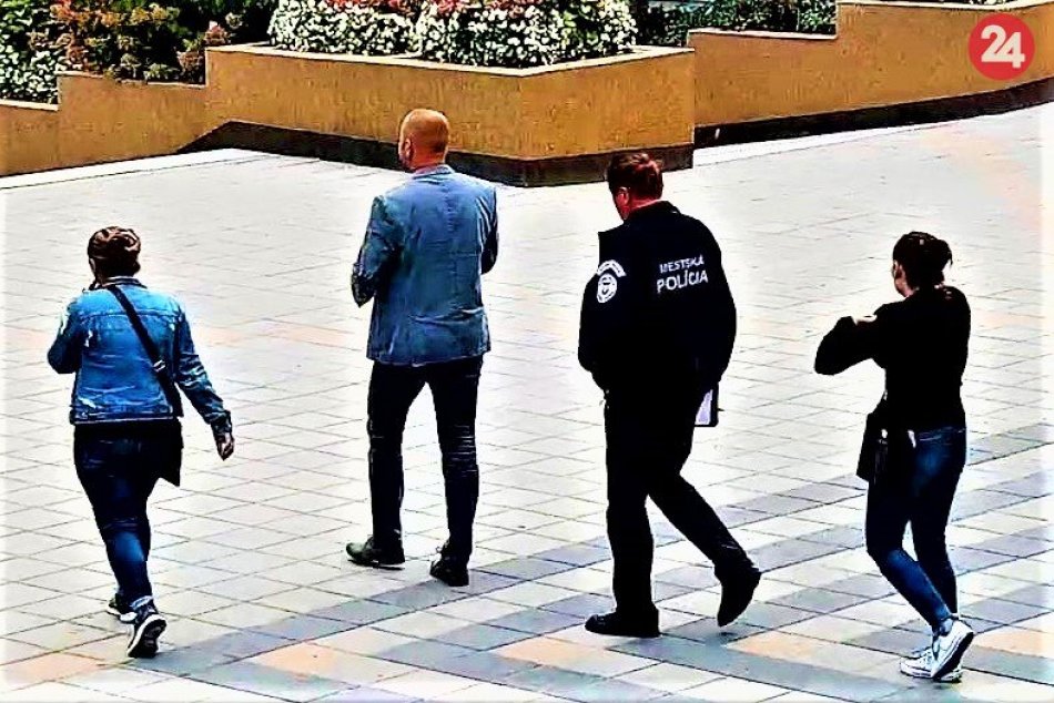 Ilustračný obrázok k článku V uliciach Považskej úradovali Rumunky: Skončili v rukách mestských, FOTO