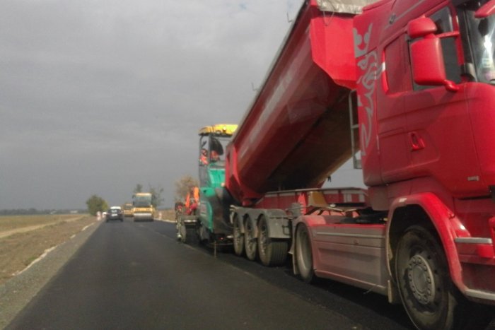 Ilustračný obrázok k článku Medzi Šoporňou a Dlhou nad Váhom je rušno: Cestári práce dokončia v novembri, FOTO