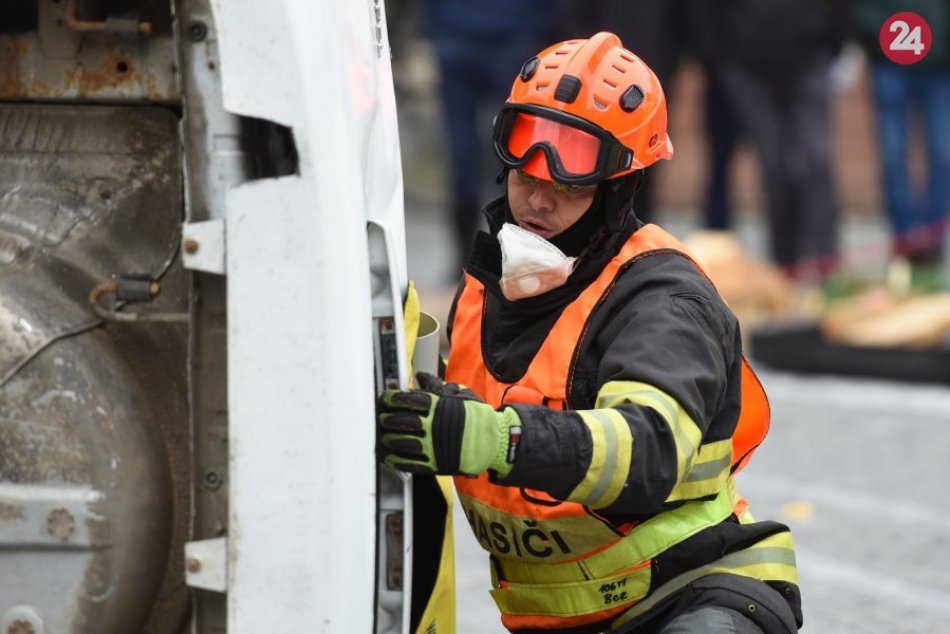 Ilustračný obrázok k článku Nehoda na diaľničnom výjazde pri Považskej: Zrazili sa tri autá, hlásia zranených!