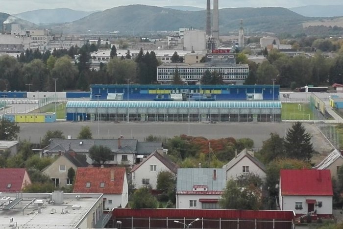 Ilustračný obrázok k článku Výstavba ihriska s umelou trávou je vo finále: Hotové má byť do konca októbra