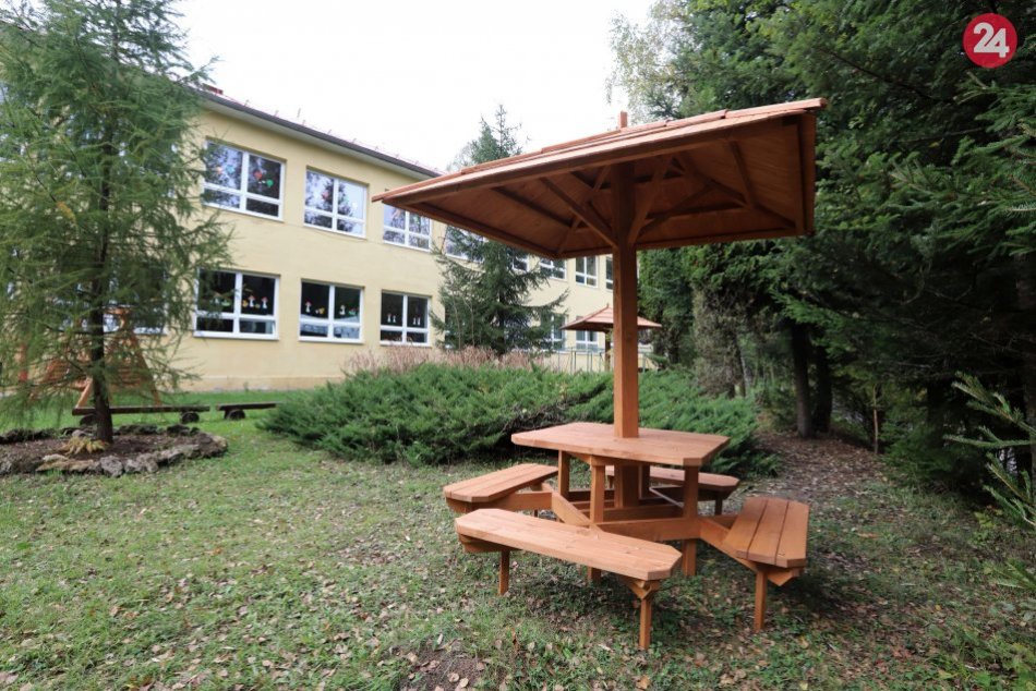 Ilustračný obrázok k článku V dedinke pri Bystrici majú žiaci školu v prírode celoročne. Obec ukrýva aj unikátne pamiatky