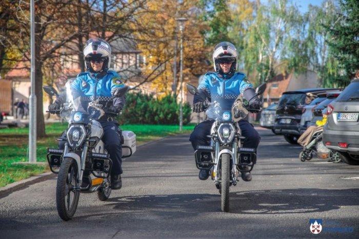 Ilustračný obrázok k článku Nová výbava popradských mestských policajtov: Elektrické motorky na FOTKÁCH!