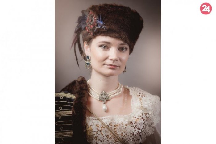 Návštevníkom v ateliéri zapózujú členovia skupiny Fringia.