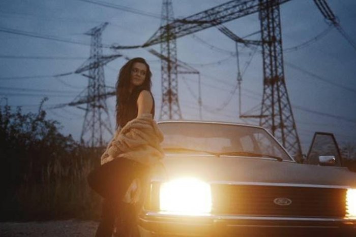 Ilustračný obrázok k článku Rožňavčanka Karmen Pál-Baláž s novým videoklipom a singlom Púšťam ťa, VIDEO