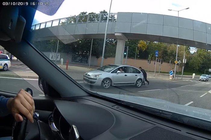 Ilustračný obrázok k článku Policajti neváhali ani sekundu: Vyhrnuli si rukávy a pomohli odtlačiť auto, VIDEO