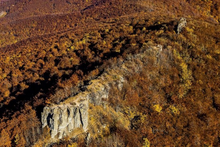 Ilustračný obrázok k článku Chystá sa veľká brigáda: Spoločné jesenné čistenie Sninského kameňa