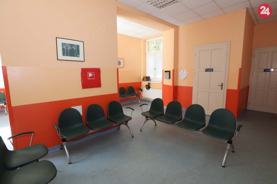 Ilustračný obrázok k článku V nemocničných čakárňach vymenili staré a nepohodlné lavičky za nové a pohodlné, FOTO