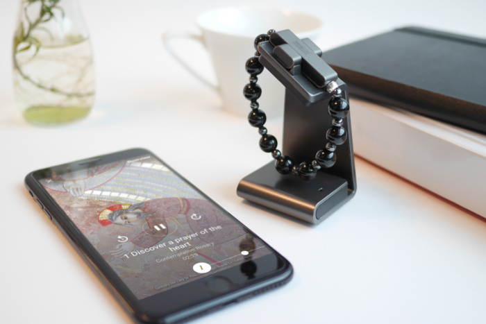 Ilustračný obrázok k článku Vatikán ide s dobou: Začal predávať eRuženec, s mobilom ho spojí Bluetooth