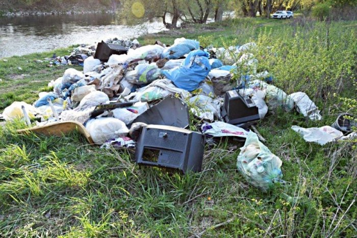 Ilustračný obrázok k článku Tony odpadu pri Váhu: Muža obvinili policajti z Trenčína, hrozí mu basa! FOTO