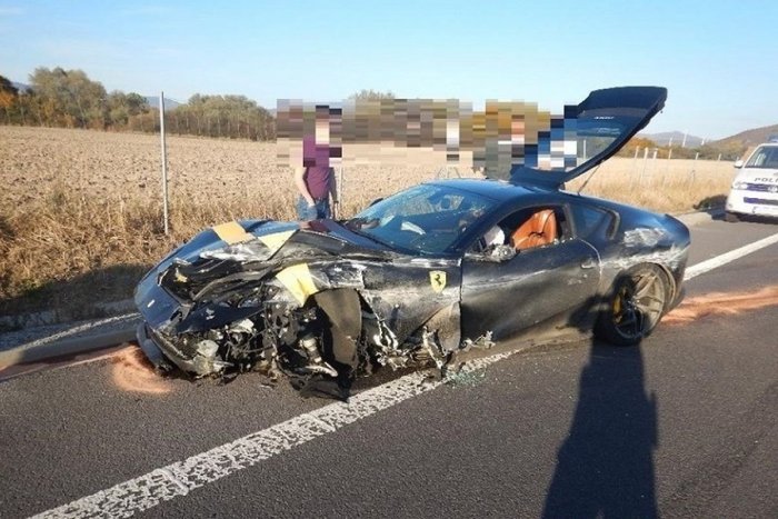 Ilustračný obrázok k článku Lučenčan precenil seba i svoje luxusné ferrari, s ktorým havaroval, FOTO