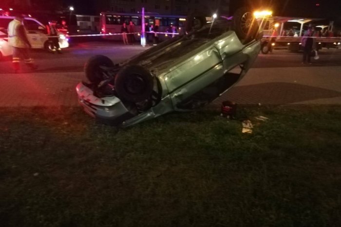 Ilustračný obrázok k článku Nehoda v Bánovciach: Vodič dostal šmyk, prerazil plot a zrazil troch ľudí