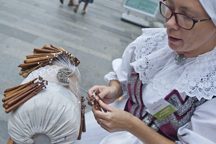 Ilustračný obrázok k článku Zaujímavý tvorivý workshop: V Žiari sa stretli slovenské a české čipkárky