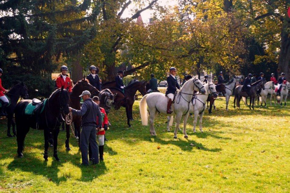 Ilustračný obrázok k článku Oficiálne sa rozlúčili so sezónou: Hubertova jazda v Národnom žrebčíne, FOTO