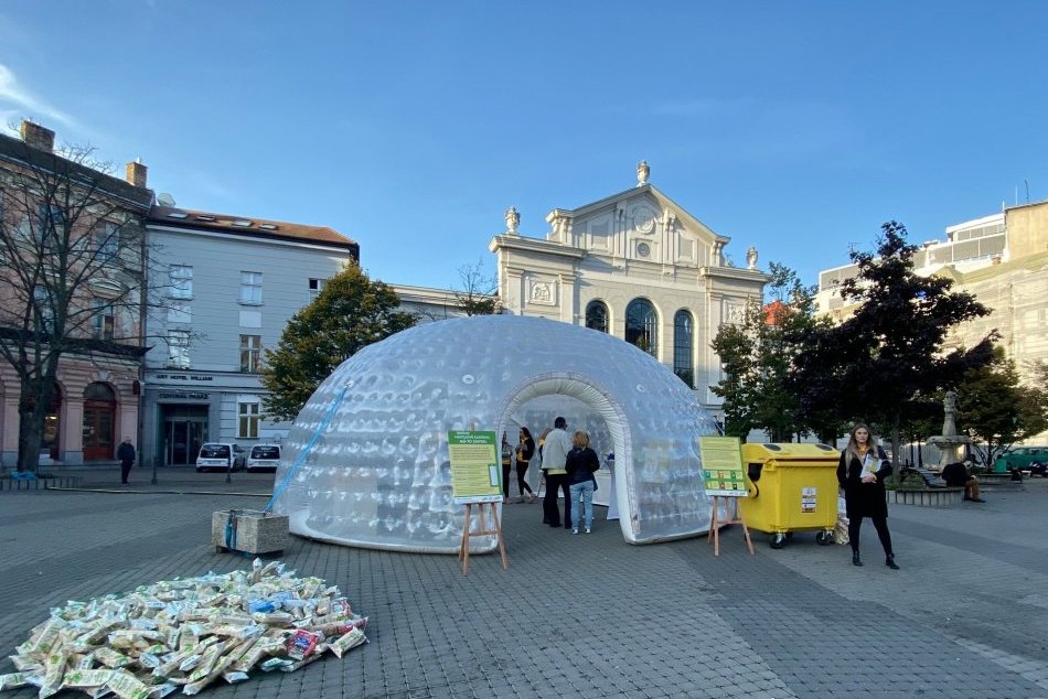 Ilustračný obrázok k článku Pred Starou tržnicou vyrástlo plastové iglu. Jeho obsah vás prekvapí, FOTO