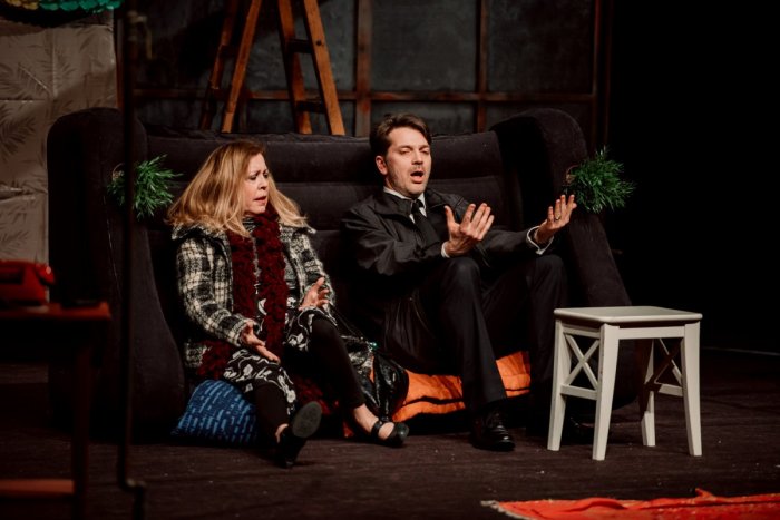 Ilustračný obrázok k článku Čaká nás mimoriadny divadelný zážitok v kine Hviezda: Bosé nohy v parku