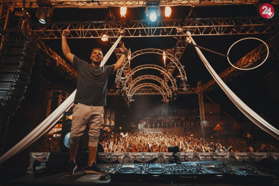 Ilustračný obrázok k článku Pandémia mu zmenila plány: Dj EKG spovedá známe osobnosti online