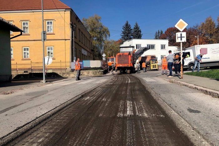 Ilustračný obrázok k článku V Rožňave prebieha rekonštrukcia ciest: Na ktorých úsekoch pribudne nový asfalt?