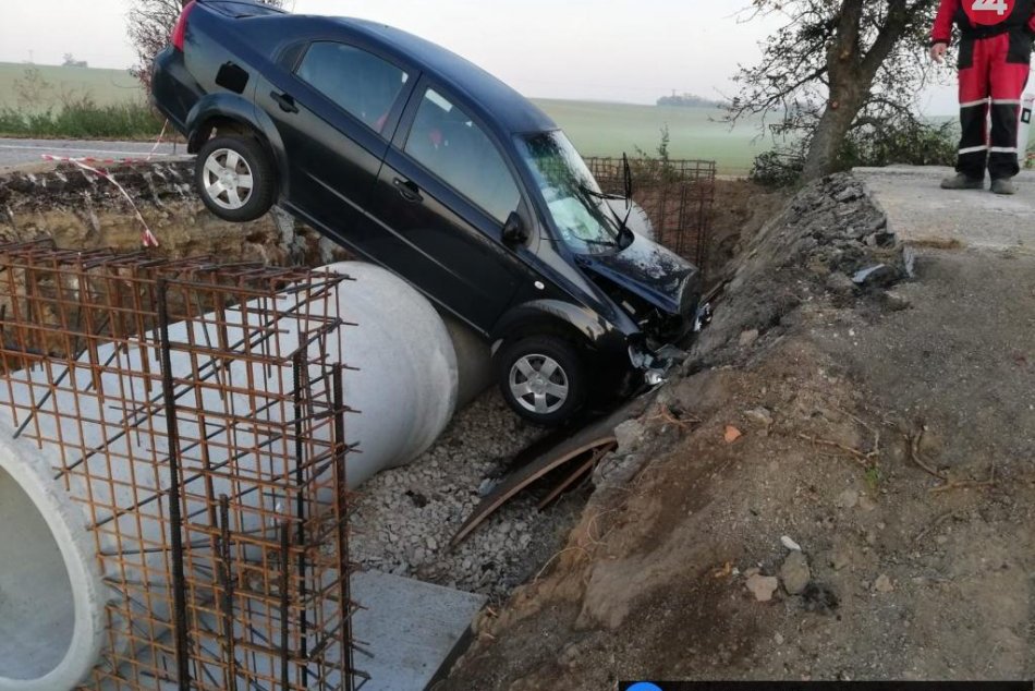 Ilustračný obrázok k článku Kráter v ceste chcel vodič asi preskočiť: Zabudol, že nie je Knight Rider, FOTO