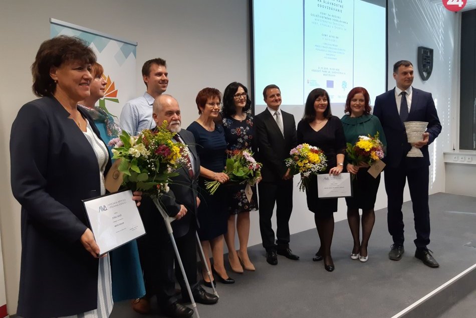 Ilustračný obrázok k článku Zvolen bol ocenený za prácu s mládežou. Primátorka si cenu prevzala za účasti ministerky