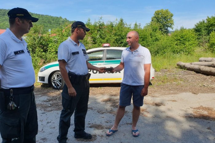Ilustračný obrázok k článku Môže hovoriť o šťastí: Peňaženku si nechal na streche auta, chvála policajtom