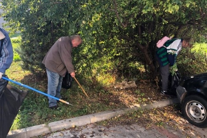 Ilustračný obrázok k článku Jesenné práce vo Veči: Aktivační pomocníci skrášľujú mesto, FOTO