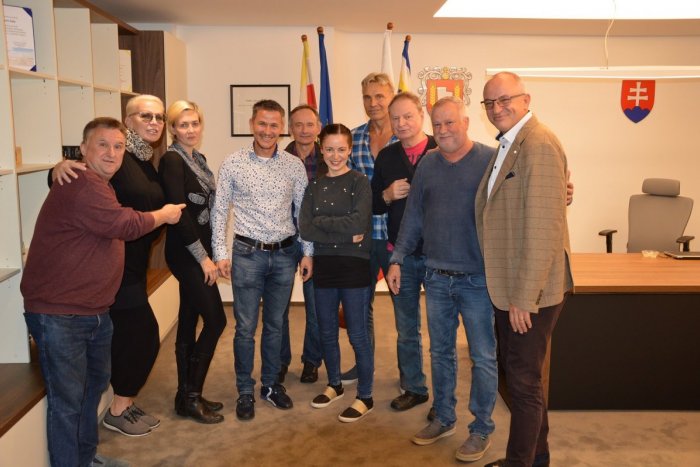 Ilustračný obrázok k článku Po predstavení zašli do radnice: Známi českí herci na návšteve u primátora, FOTO